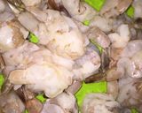 Foto del paso 1 de la receta: Camarones al ajillo con salsa de coco y arroz con verduras