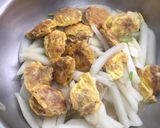 Foto langkah ke 8 dari resep Lobak putih masak Daging ayam cincang Goreng telur.