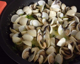 Foto del paso 10 de la receta: Arroz salteado con navajas, almejas y langostinos