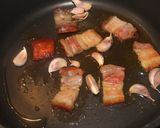 Foto del paso 2 de la receta Migas de supermercado, enriquecida con tocino curado, espárragos y tomate