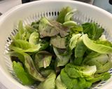 Hình bước làm 2 của món Salad Sốt Mè Rang Bò Trứng