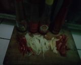 Foto langkah ke 4 dari resep Tumis cumi, sosis dan telor puyuh saus asam manis.