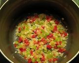 Foto del paso 3 de la receta: Pollo en salsa de tomate con huevos cocidos