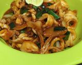 Foto langkah ke 2 dari resep Cumi Saus Tomat Bawang Putih Praktis (Tomato Garlic Instant).