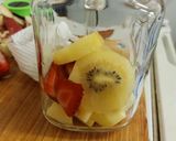 Foto langkah ke 3 dari resep Infused water strawberry, kiwi, apel.