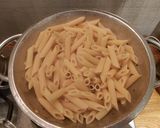 Penne z brokułami i sosem serowym krok przepisu 1 zdjęcie