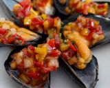 Foto del paso 5 de la receta: Mejillones con salsa criolla y chimichurri
