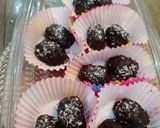 A picture of step 5 of Chocolate stuffed khajoor.