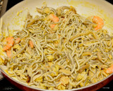 Foto del paso 2 de la receta: Revuelto de gulas con langostinos y setas variadas