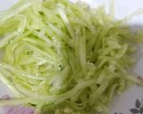 صورة لخطوة 2 من وصفة سلطة الخيار 🥒