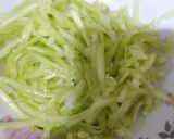 صورة لخطوة 2 من وصفة سلطة الخيار 🥒