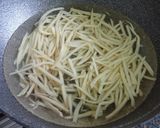 รูปขั้นตอนการทำที่ 2 ของ แกงเผ็ดเห็ดเผาะหน่อไม้หมูย่าง