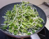 รูปขั้นตอนการทำที่ 2 ของ ต้นอ่อนทานตะวันผัดไข่ โลว์คาร์บ