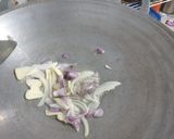 Foto langkah ke 1 dari resep Tumis ayam jamur kancing.