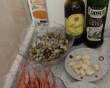 Foto del paso 4 de la receta Coquinas al ajillo y pinchitos de langostinos a la plancha