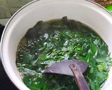 Foto langkah ke 4 dari resep Sayur bening daun kelor oyong super simpel.