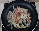 Hình bước làm 2 của món Mì gói xào bacon & trứng ốp la