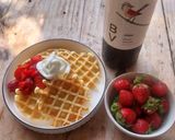 Foto langkah ke 3 dari resep Strawberry Waffle.