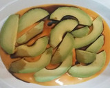 Foto del paso 3 de la receta: Ensalada de aguacate, salmorejo y frutos secos