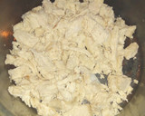 Foto del paso 1 de la receta: Tarta de cebollas, pollo y queso (sin huevos)