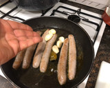 Foto del paso 3 de la receta: Salchichas cocidas con vino patatas fritas y huevo frito