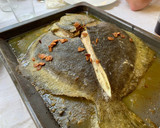 Foto del paso 2 de la receta: Rodaballo al horno con ajo y guindilla