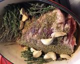Une image de l'étape 4 de Gigot d'agneau de 8 heures confit d'ail oignon et carottes aux aromates.