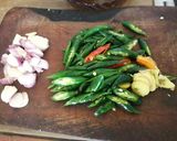 Foto langkah ke 1 dari resep Oseng Udang Lombok Ijo.