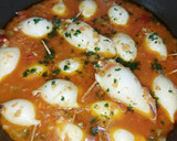 Foto del paso 4 de la receta: Chipirones rellenos de langostinos en salsa