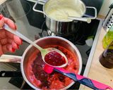 Erdei gyümölcsös-vaníliapudingos piskóta recept fázis 2 fotója