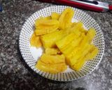 Foto del paso 3 de la receta: Bolitas de maduro con queso y ensalada de aguacate