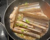 A picture of step 4 of 🦪 Razor clams with soy sauce, vinegar, chilli and garlic sauce.