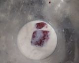 A picture of step 1 of Strawberry shake.