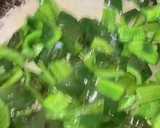 Foto del paso 2 de la receta: Chuleta de res con salsa de chile pasilla y pimiento verde