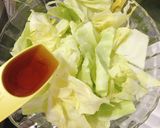 Hình bước làm 2 của món Salad bắp cải cà chua bi {塩キャベツサラダ🥗}
