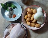 Une image de l'étape 1 de Poulet et pommes de terre fondantes rôtis aux herbes de Provence et huile d'olive 🍴.