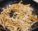 Foto del paso 4 de la receta: Cardo con Pollo Mechado al Curry, Piñones y Semillas de Girasol
