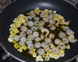 Foto del paso 2 de la receta: Tallarines con gambas y gulas