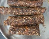 खजूर चॉकलेट रोल (Khajur chocolate roll recipe in marathi) रेसिपी स्टेप 3 फोटो