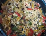 Foto del paso 2 de la receta: Tortilla con costra de queso rellena de huevo con verduras