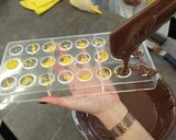Foto del paso 5 de la receta: Bombones de chocolate con relleno de chile habanero 🍫