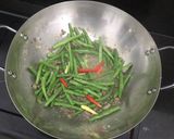 Foto langkah ke 4 dari resep Tumis buncis daging rawit.