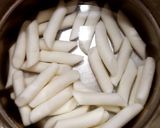 รูปขั้นตอนการทำที่ 1 ของ โซต๊อก โซต๊อก So Tteok So Tteok (Korean Sausage And Rice Cake)