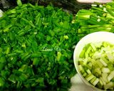 Hình bước làm 1 của món Thịt rang hành và cách trữ hành lá được lâu