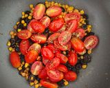 Foto del paso 2 de la receta: Ensalada de pasta con atún y aguacate con cherries, aceitunas y maíz a la mantequilla