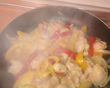 Foto del paso 2 de la receta: Pollo con verduras y naranja en reducción de soja