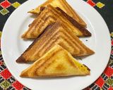 Foto langkah ke 4 dari resep Sandwich Panggang Telur Dadar Keju.