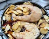 A picture of step 6 of Braised White Carp with Black Olive Plum.