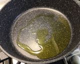 Une image de l'étape 3 de Poulet aux champignons, coriandre et crème de masala.