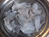 ปลาหมึกผัดใบกระเพราราดหน้าข้าวไข่ดาว